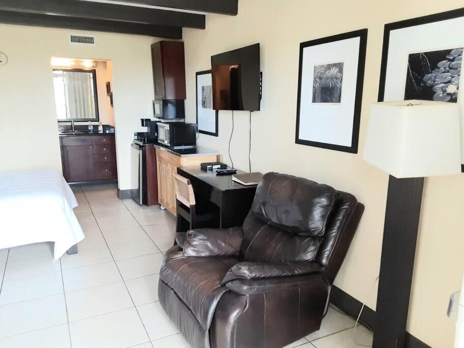 Beautiful One Bedroom Resort-Style Studio With Pool And Beach Access Ruskin Luaran gambar